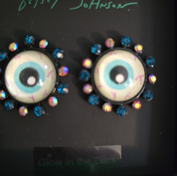 Betsey Johnson Eyeball button earrings! NWT - Picture 10 of 12